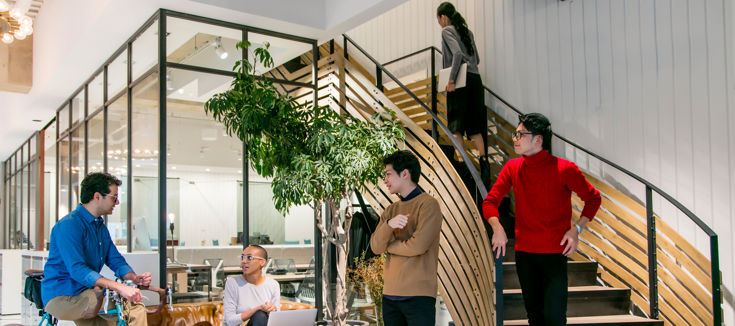 活気あるおしゃれなオフィスでミーティング