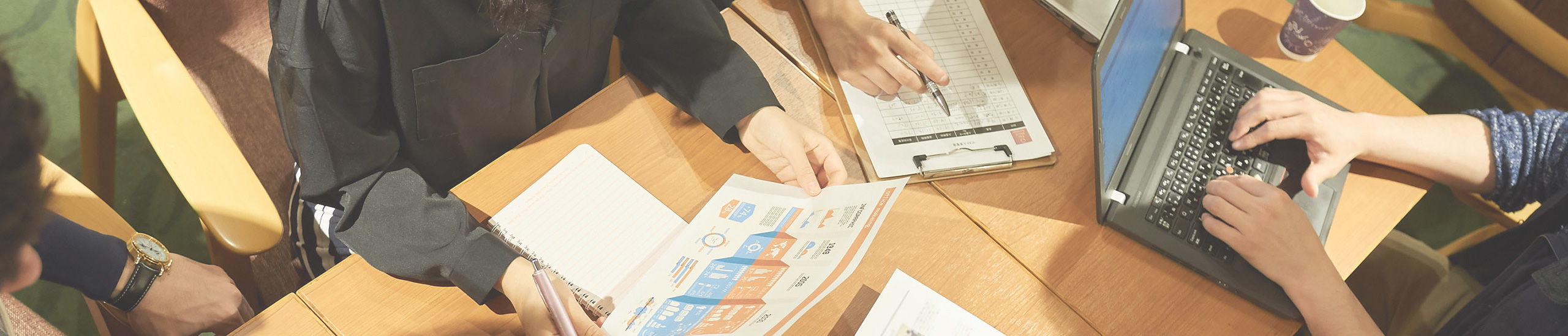 ミーティング中のデスク